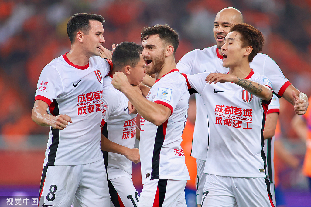 爱游戏体育-国际比赛日埃因霍温备战欧联成都蓉城回应争议备战欧联，网友：曼城迎西甲关键赛